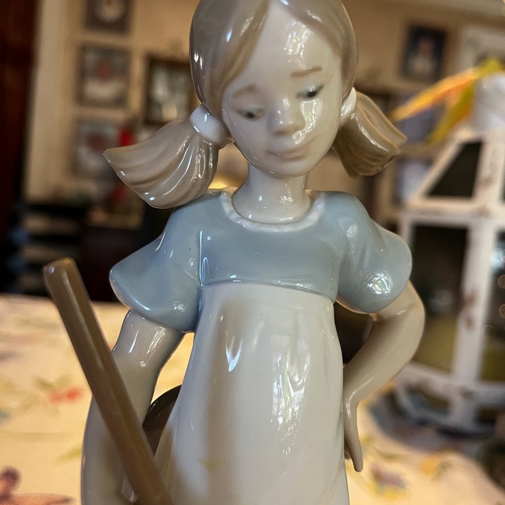 Lladro Charming Blue and White Porcelain Figurine - Picture 7 of 9